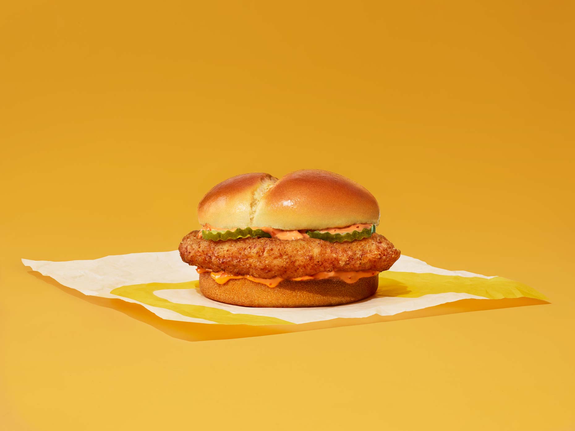 20201120_McDonalds_08_Hero_Sitting_Spicy_1695-TopSauce-Select-HF-Final_reworked_e_to_send_refined-cucumber